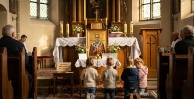 Obraz przedstawiający grupę dzieci modlących się na kolanach przy ołtarzu kościoła