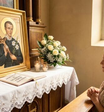 Obraz starszej kobiety modlącej się w kaplicy z wizerunkiem świętego Gerarda przed nią. Wokół niej leży otwarta Biblia, świece i kwiaty.