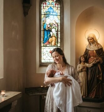 Obraz przedstawiający kobietę z noworodkiem na rękach wewnątrz kościoła, w tle figura Maryi z Dzieciątkiem Jezus