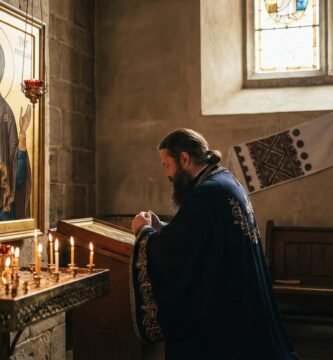Zdjęcie ultraortodoksyjnego mężczyzny w ośrodku religijnym, modlącego się przed wizerunkiem św. Łukasza