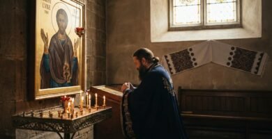 Zdjęcie ultraortodoksyjnego mężczyzny w ośrodku religijnym, modlącego się przed wizerunkiem św. Łukasza