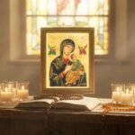 Wnętrze kaplicy ze stołem z portretem Matki Bożej Nieustającej Pomocy, obok którego leży Biblia, różaniec i zapalone świece.