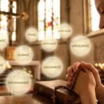 Zbliżenie młodej kobiety modlącej się w kościele z widokiem na ołtarz i wizerunek Chrystusa na krzyżu, otoczony bąbelkami z nazwami owoców Ducha Świętego