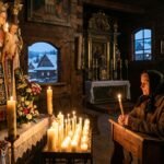 Obraz wnętrza kościoła ze starszą kobietą modlącą się ze świecą w ręku, przed nią figura Matki Boskiej Gromnicznej otoczona świecami i kwiatami