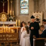 Obraz wnętrza kościoła z grupą dzieci przyjmujących komunię