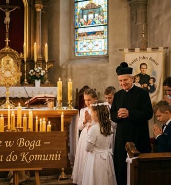 Obraz wnętrza kościoła z grupą dzieci przyjmujących komunię
